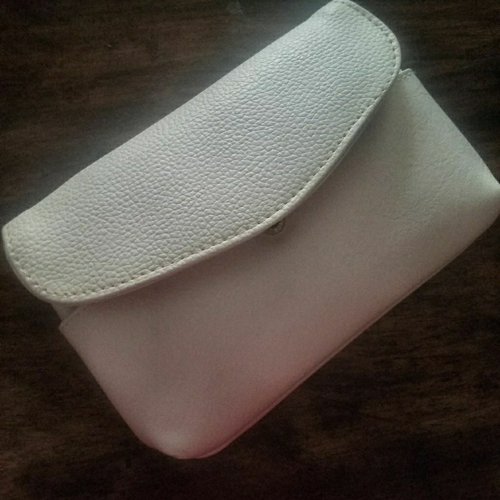 White clutch with inserts